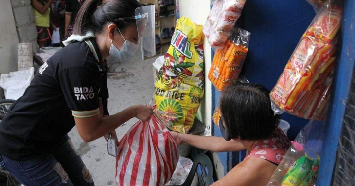 Taguig City villages receive 'stay-at-home' food packs. (Photo / Retrieved from PNA)